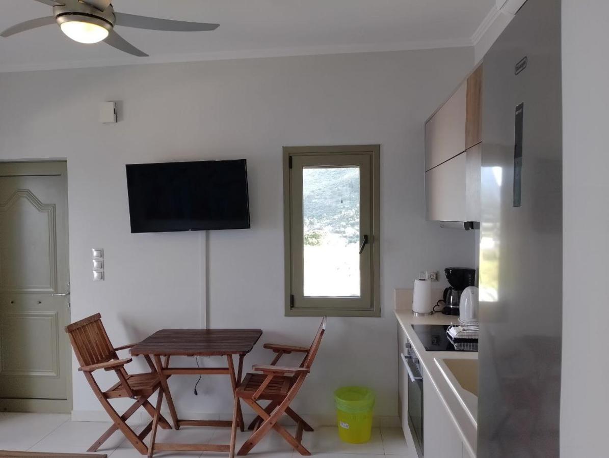 Апартаменты Climbers' Nest 'With Sea And Rock Views And Private Pool' Kamari  Экстерьер фото
